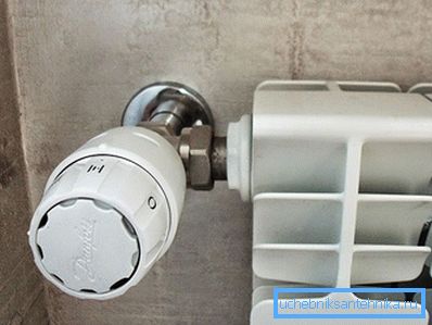 Le thermostat est installé en haut de la batterie Le thermostat est installé en haut de la batterie