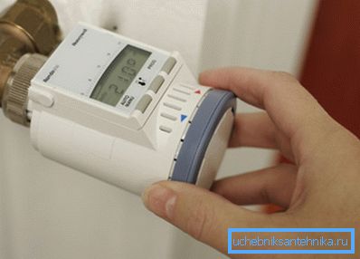 Thermostat pour radiateurs, avec lequel le signal pour réduire la température dans la pièce