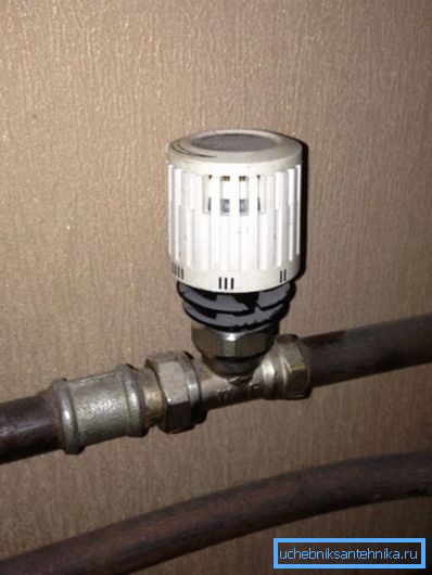 Le thermostat peut être installé directement sur le tuyau d'alimentation en liquide de refroidissement Le thermostat peut être installé directement sur le tuyau d'alimentation en liquide de refroidissement