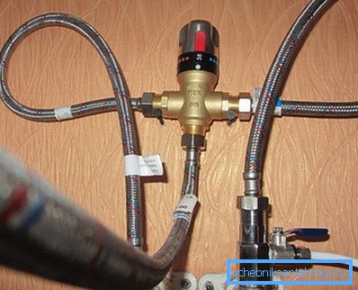 Mitigeur thermostatique avec raccords flexibles. Mitigeur thermostatique avec raccords flexibles.