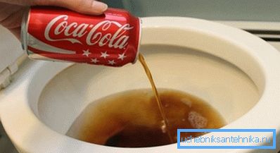 Assoiffé assoiffé cuvette de toilette un demi-litre boit à la fois