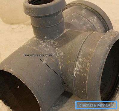 Tuyau d'égout en plastique fissure