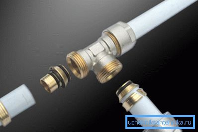 Les tés permettent une connexion sans soudure, quel que soit l'angle Les tés permettent une connexion sans soudure, quel que soit l'angle