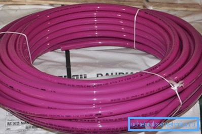 Le tuyau de chauffage Rehau Rautitan Pink se présente sous forme de bobines. Le tuyau de chauffage Rehau Rautitan Pink se présente sous forme de bobines.