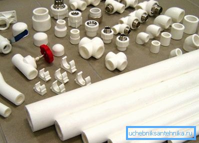 Tuyau en PVC pour le chauffage avec robinets, vannes et fixations Tuyau en PVC pour le chauffage avec robinets, vannes et fixations