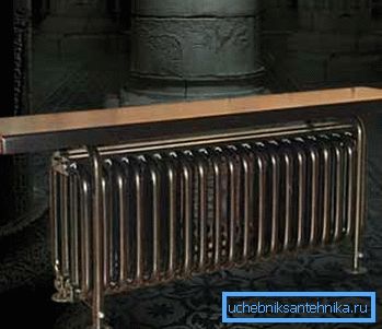 Radiateur tubulaire en acier sous la forme d'un banc. Radiateur tubulaire en acier sous la forme d'un banc.