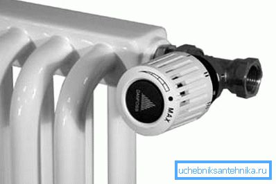 Radiateur en acier tubulaire avec une tête thermique. Radiateur en acier tubulaire avec une tête thermique.