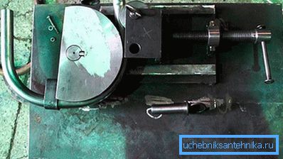 Cintreuse de tuyaux au travail Cintreuse de tuyaux au travail