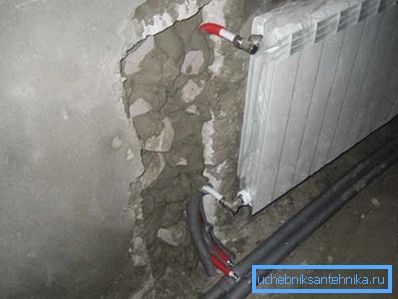 Les tuyaux peuvent être déguisés sous une chape ou cachés dans les murs.