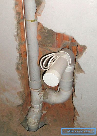 Sécuriser, sceller et isoler le tuyau posé dans le béton