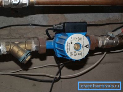 La pompe de circulation assure le mouvement du liquide de refroidissement. La pompe de circulation assure le mouvement du liquide de refroidissement.