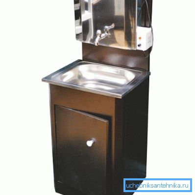 Curbstone et évier pour un lavabo de pays - un acier inoxydable. Curbstone et évier pour un lavabo de pays - un acier inoxydable.