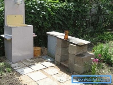 Curbstone avec un évier pour donner - l'option la plus pratique. Curbstone avec un évier pour donner - l'option la plus pratique.
