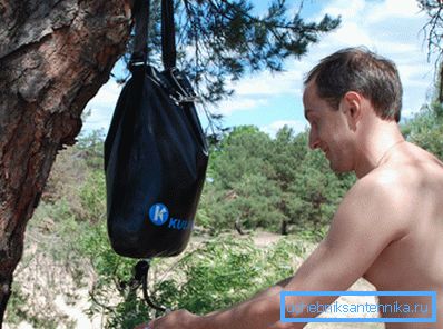 Le lavabo de tourisme doit être simplement suspendu à un arbre. Le lavabo touristique doit être suspendu simplement dans un arbre.