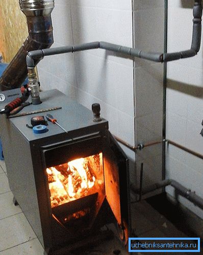 Chaudière à combustible solide dans la chaufferie