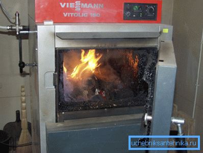 Chaudière à pyrolyse à combustible solide sur bois pour le système de chauffage domestique. Chaudière à pyrolyse à combustible solide sur bois pour le système de chauffage domestique.