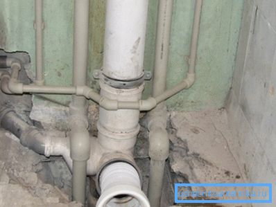 Le site de la colonne montante est remplacé par du plastique. Le site de la colonne montante est remplacé par du plastique.