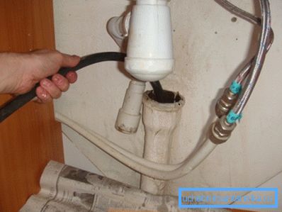 Élimination du blocage des égouts avec un câble spécial Élimination du blocage des égouts avec un câble spécial