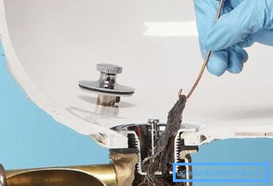 Épilation du drain de la cabine de douche