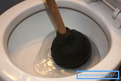 Enlevez l'eau avec un piston. Enlevez l'eau avec un piston.