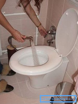 Laver commodément les toilettes.