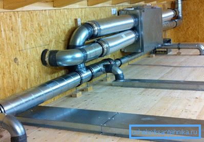 Positionnez commodément les conduits d’air dans le grenier. Positionnez commodément les conduits d’air dans le grenier.