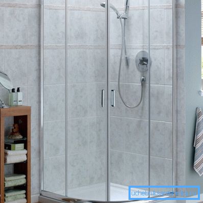 Douche d'angle avec receveur de douche en fonte Douche d'angle avec receveur de douche en fonte