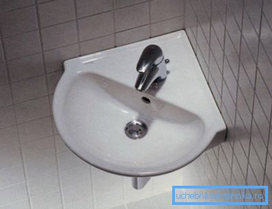 L'emplacement angulaire de l'évier réduira les éclaboussures. L'emplacement angulaire de l'évier réduira les éclaboussures.
