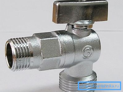 Dispositif d'angle avec revêtement décoratif et valve spéciale