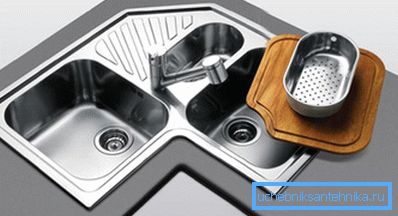 Conception en coin avec plusieurs cuvettes - une option rationnelle pour une petite cuisine Conception en coin avec plusieurs cuvettes - une option rationnelle pour une petite cuisine