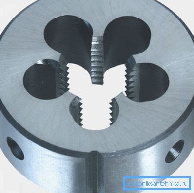 Les rainures autour de la circonférence sont nécessaires pour fixer la plaque dans le support.