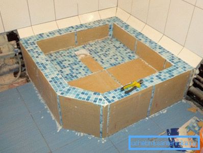 Pose de mosaïques décoratives.