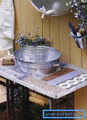 Lavabo d'un tonneau avec un bassin du bassin. Lavabo d'un tonneau avec un bassin du bassin.