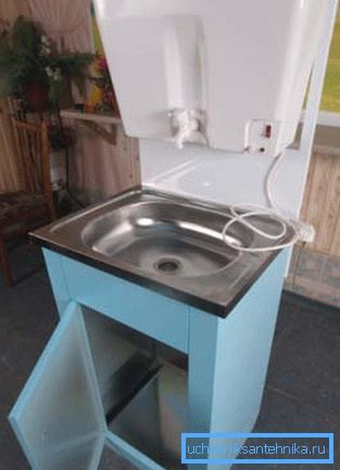 Lavabo avec une bordure pour donner avec chauffage Lavabo avec une bordure pour donner avec chauffage