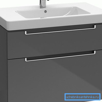 Lavabo avec piédestal et large plateau. Lavabo avec piédestal et large plateau.