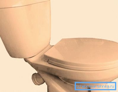 Les toilettes beiges et le même lavabo avec une salle de bain créeront une composition très agréable