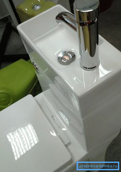 Toilette monobloc. Toilette monobloc.