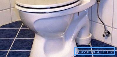 Toilette sur carreaux de céramique