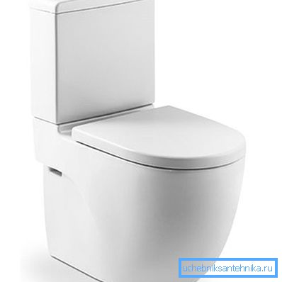 Toilette avec réservoir installé sur l'étagère Toilette avec réservoir installé sur l'étagère
