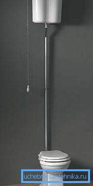 Une toilette avec un réservoir haut et étroit nécessite un minimum d'espace utilisé. Une toilette avec un réservoir haut et étroit nécessite un minimum d'espace utilisé.