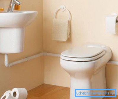 Toilette avec drain raccordé à l'alimentation en eau Toilette avec drain raccordé à l'alimentation en eau