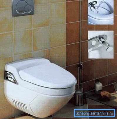 La toilette, fixée au mur, n'a pas de jambes, ce qui facilite le nettoyage de la toilette La toilette, fixée au mur, n'a pas de jambes, ce qui facilite le nettoyage de la toilette
