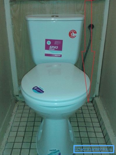 Des toilettes jusqu’à 70 cm (basses) sont installées dans les salles de bains avec armoires sanitaires
