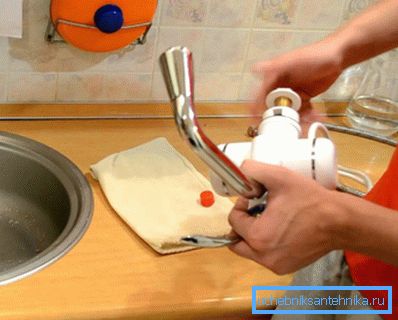Nous installons le chauffe-eau électrique en marche sur la grue de nos propres mains Nous installons le chauffe-eau électrique en marche sur la grue de nos propres mains