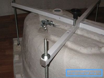 Nous installons l'armature, les poteaux et les montants en acier. Nous installons l'armature, les poteaux et les montants en acier.