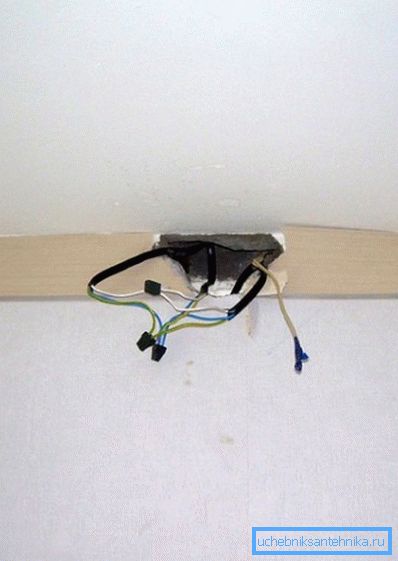 Lors de l'installation de radiateurs électriques, assurez-vous que le câblage peut supporter la charge. Lors de l'installation de radiateurs électriques, assurez-vous que le câblage peut supporter la charge.