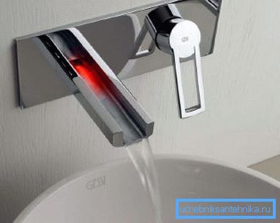 Installez un robinet intégré dans le mur si l'évier n'a pas de trou pour le mélangeur