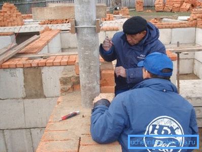 Installation de tuyaux en béton.