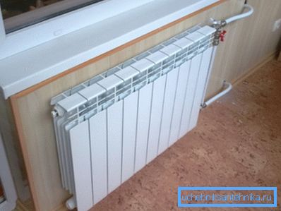 Installation d'un radiateur bimétallique avec raccordement unilatéral. Installation d'un radiateur bimétallique avec raccordement unilatéral.
