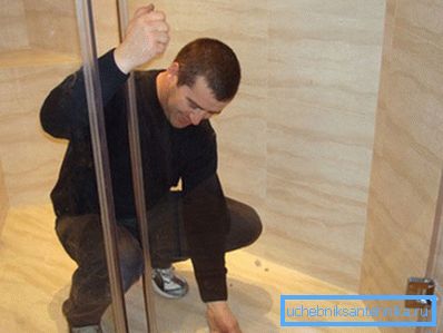 Installation de la porte de la cabine. Installation de la porte de la cabine.